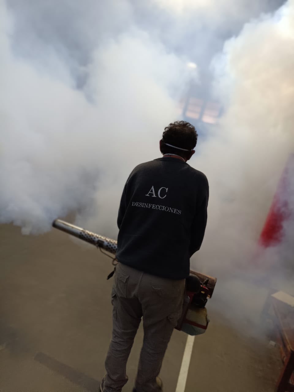 Empleado de AC Desinfecciones con uniforme de trabajo