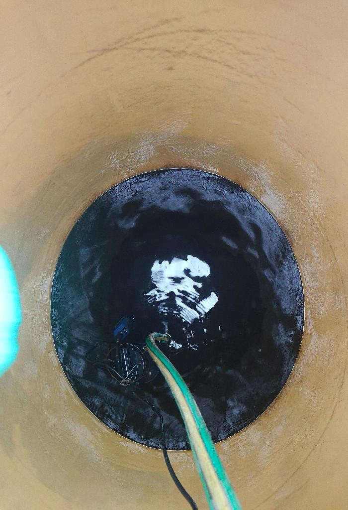 Interior de tanque de agua antes de la limpieza